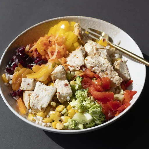 Salade de poulet, riz, canneberges et amandes